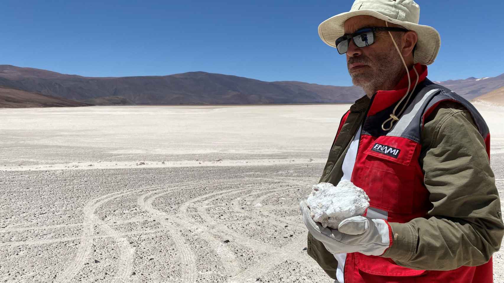 Un trabajador sostiene una pieza de mineral en el salar de Aguilar, en el desierto de Atacama, en noviembre de 2019.