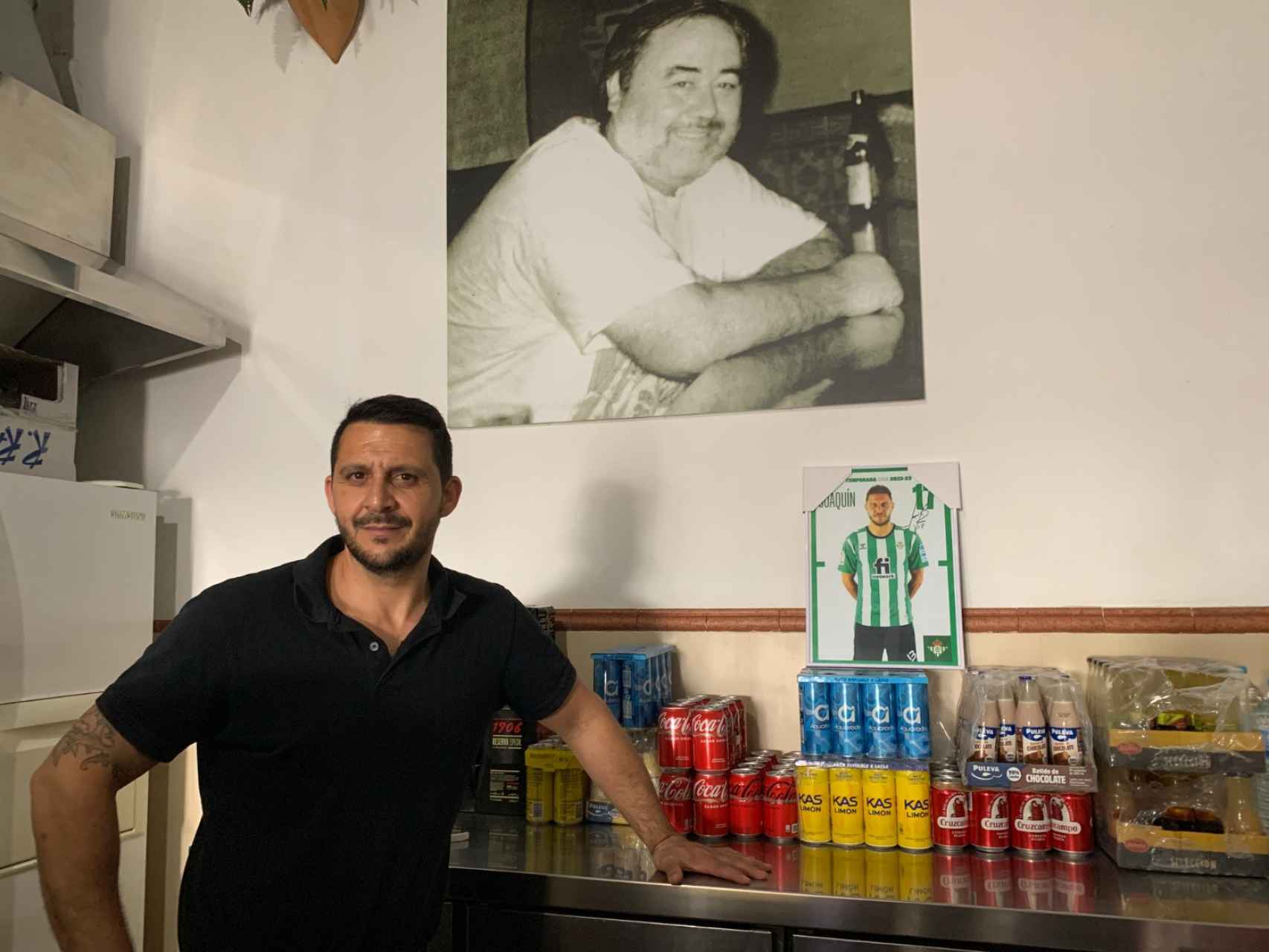 Ricardo, junto a la foto de su tío, Joaquín Sánchez 'El Chino' y abajo a la derecha, una imagen del futbolista.