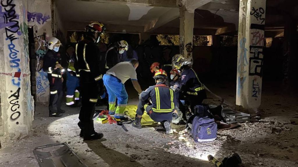 Sanitarios auxilian a un joven que se precipitó en el sanatorio mientras que hacía botellón.