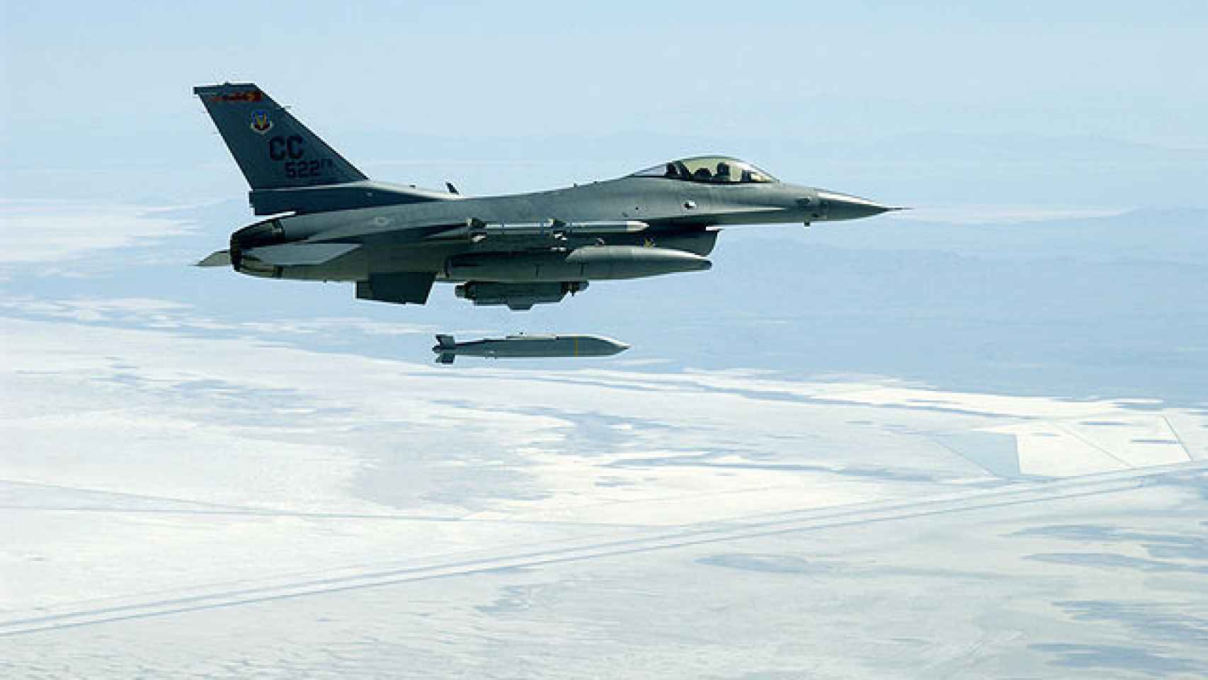 F-16 del Ejército de Estados Unidos lanzando una bomba guiada JSOW.