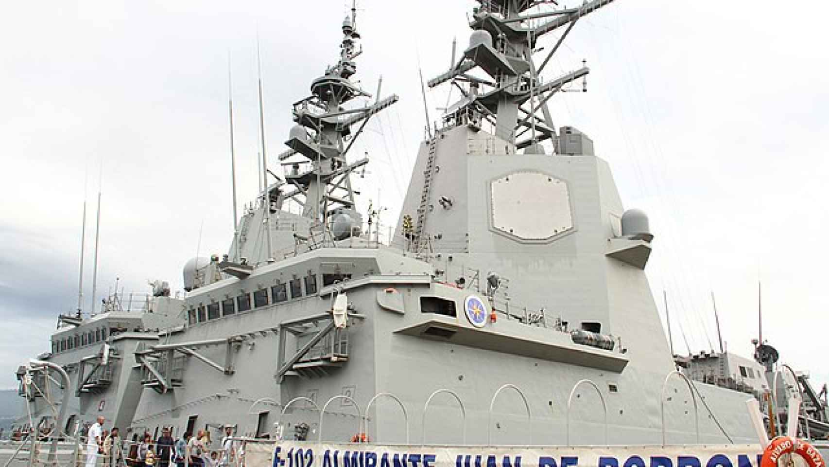 Fragata de la clase F-100 de la Armada Española con el sistema de combate Aegis integrado en su torre principal.