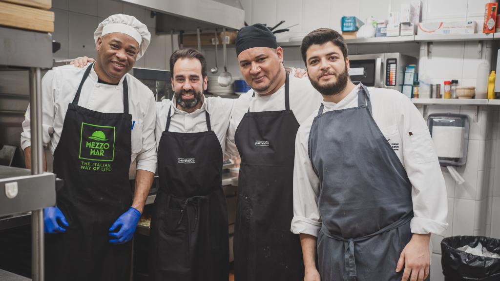 Josean Merino, junto a tres de los 135 trabajadores de PerretxiCo.