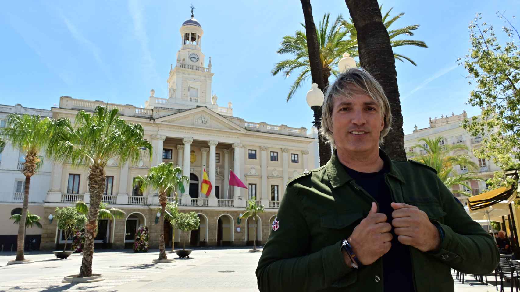 Ismael Beiro, frente al edificio del Ayuntamiento de Cádiz.
