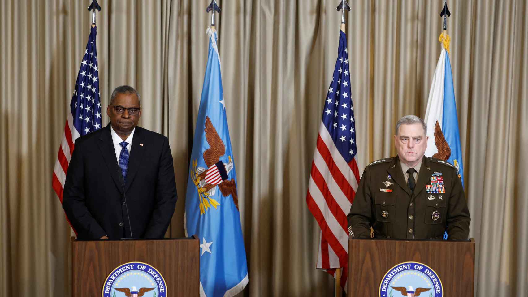 EE.UU. Presidente del Estado Mayor Conjunto, General Milley y EE. UU. El secretario de Defensa Lloyd Austin asiste a una conferencia de prensa en Ramstein U.S. Base aérea.