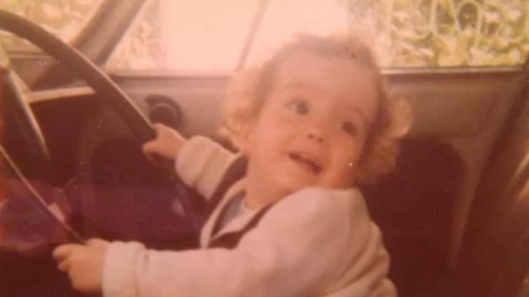 Esther Fernández al volante, cuando era una niña.