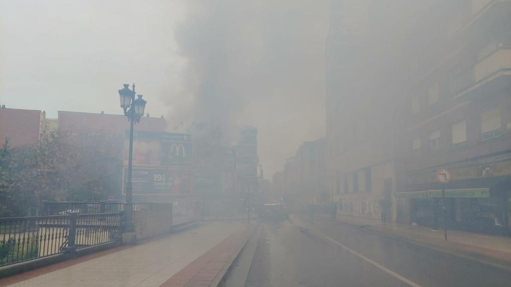 El gran humo ocasionado por el incendio de las viviendas abandonadas