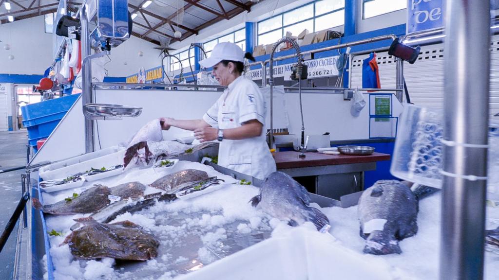 Piliña maneja el pescado en su puerto en la Praza de Abastos de Portonovo