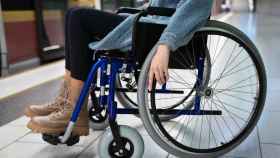 Una mujer en silla de ruedas, en imagen de archivo.