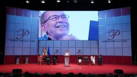 Imagen del emotivo discurso de Ayanta Barilli, hija de Fernando Sánchez Dragó, en la última edición de los Premios Castilla y León.