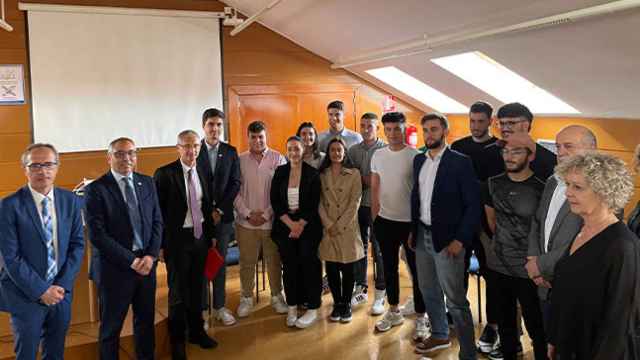 Estudiantes de la USAL creadores del monoplaza junto al rector, Ricardo Rivero