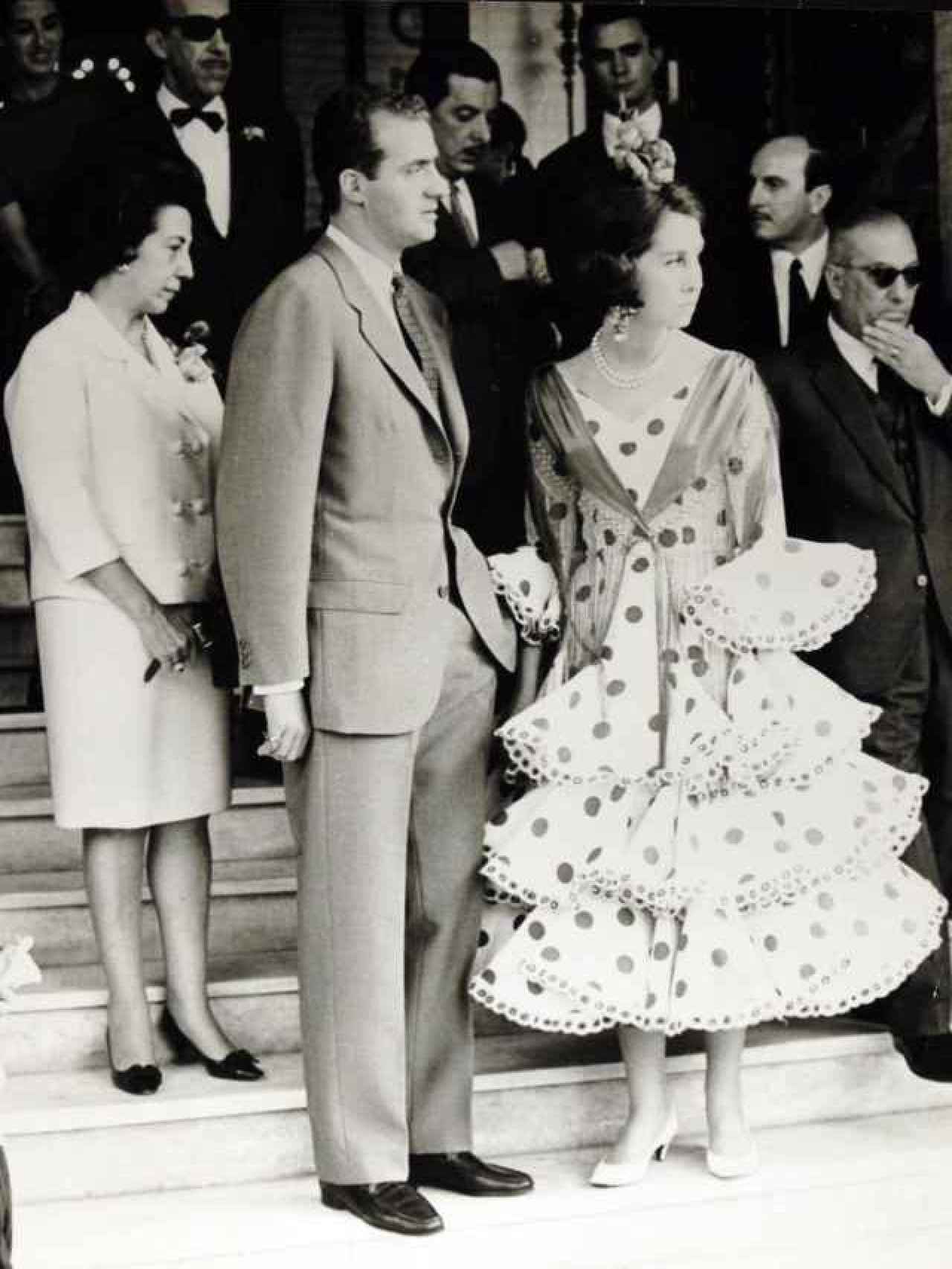 La reina Sofía vestida en el hotel Alfonso XII de Sevilla vestida de Lina.