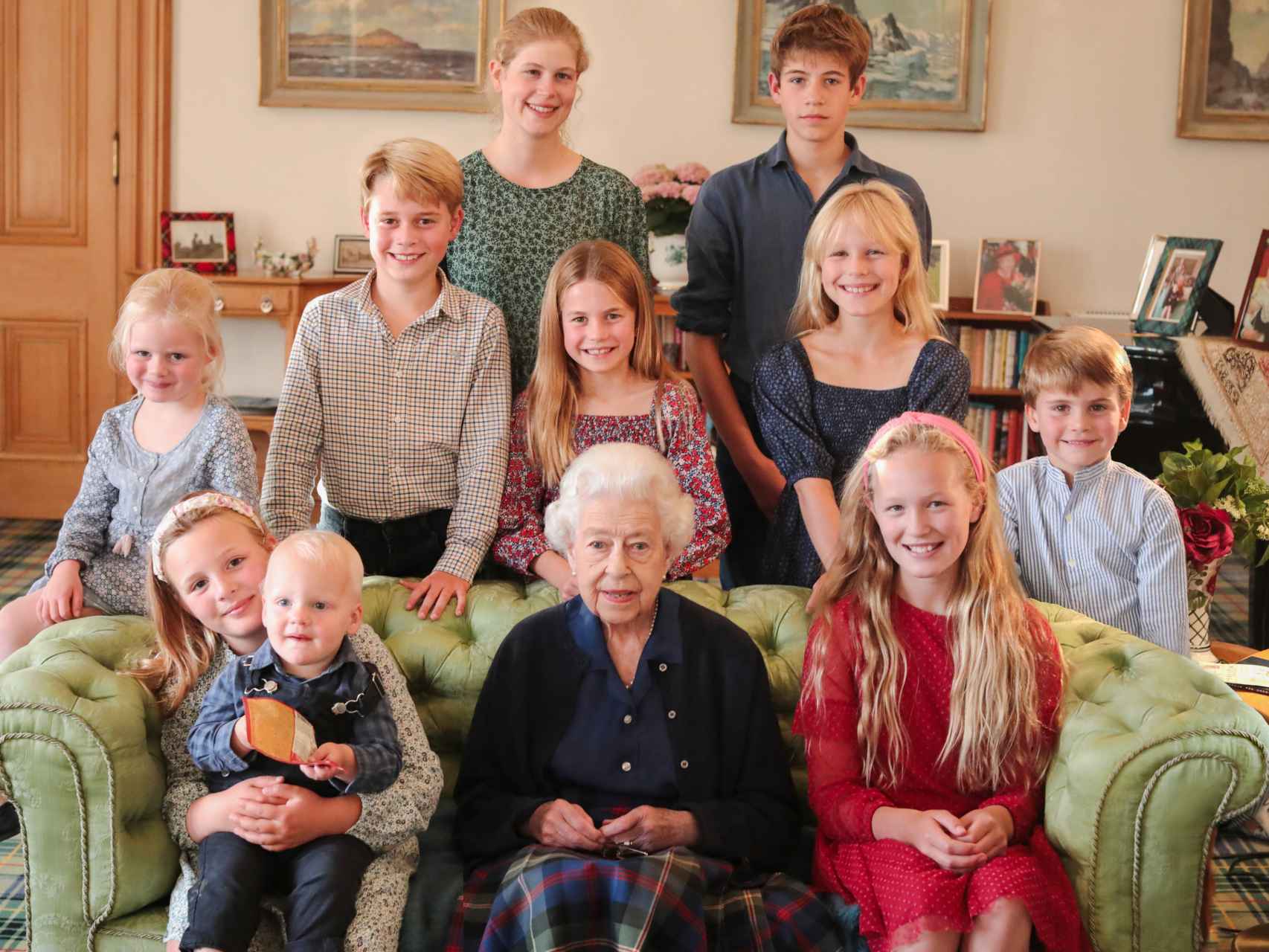 La reina Isabel II con sus nietos y bisnietos en Balmoral.