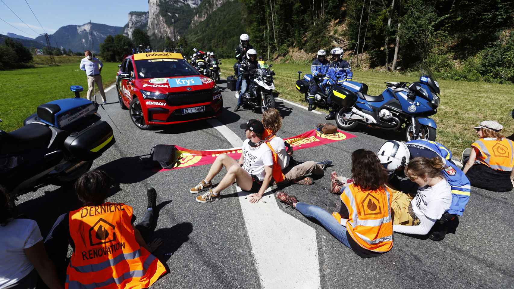 Un grupo de activistas detienen el pasado Tour de Francia.