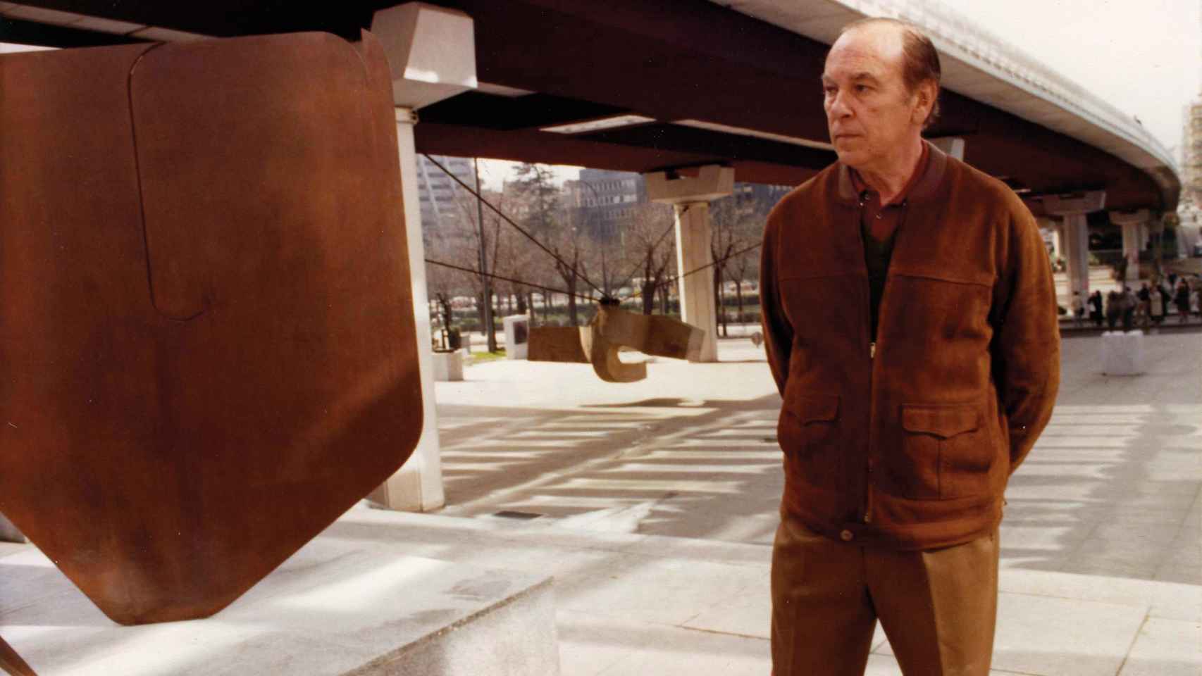 Pablo Palazuelo en el Museo de Escultura al aire libre de la Castellana, en Madrid, 1978. Cortesía del Museo ICO