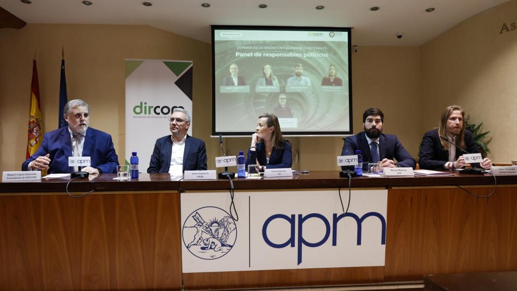 Miguel López-Quesada (Dircom), Javier Izquierdo (PSOE), Carmen Navarro (PP), Manuel Mariscal (Vox) y Pablo Fernández (Podemos), este viernes en la sede de la Asociación de la Prensa de Madrid.