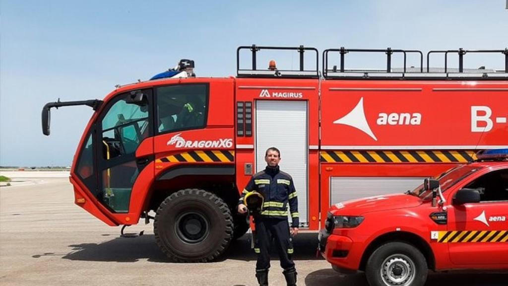 Bombero en el aeropuerto de Menorca.