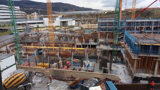 Trabajadores en una construcción de vivienda.
