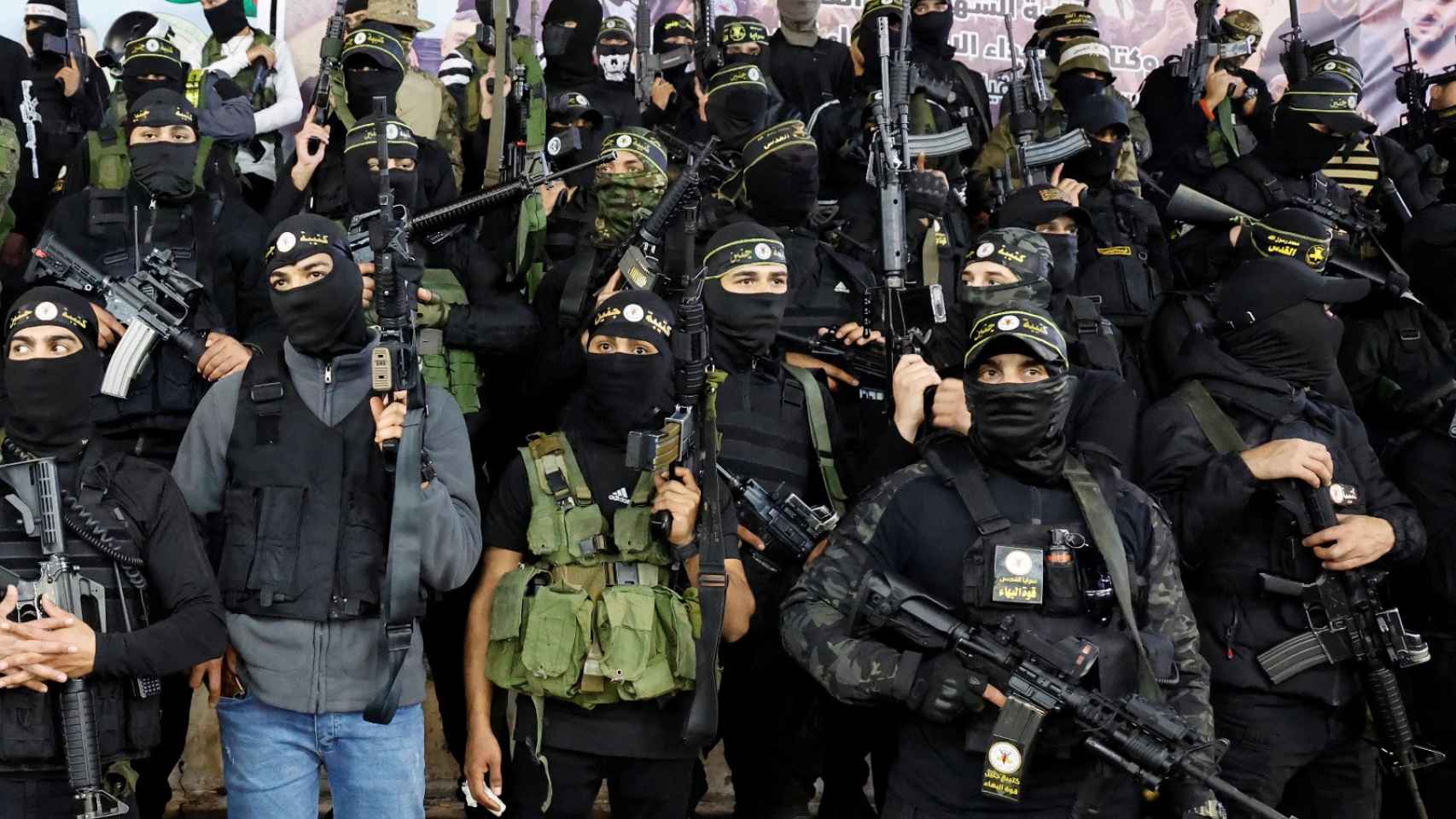 Los pistoleros palestinos asisten al funeral de un palestino, que fue asesinado por las tropas israelíes durante una redada, en Nablus, en la Cisjordania ocupada por Israel, el 3 de abril de 2023.