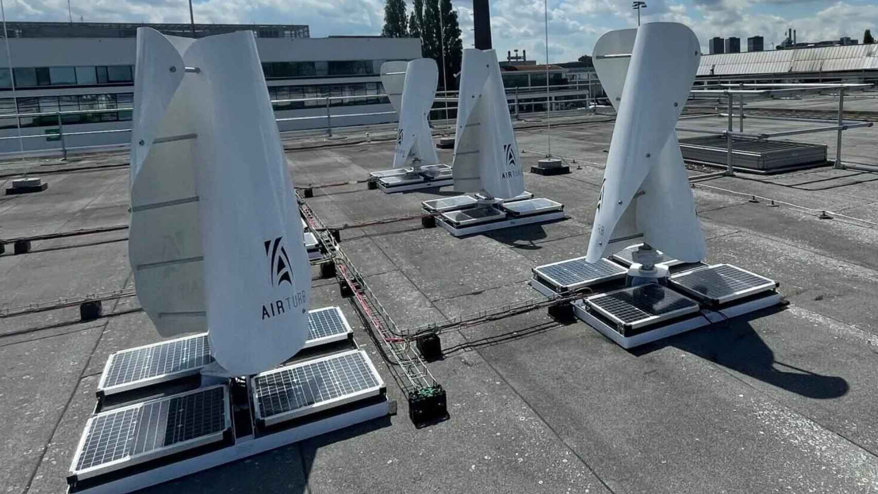 Varios aerogeneradores con placas solares.