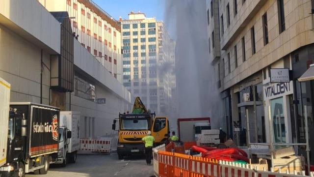 Un géiser inunda la calle Alcalde Marchesi en A Coruña y sorprende a los vecinos