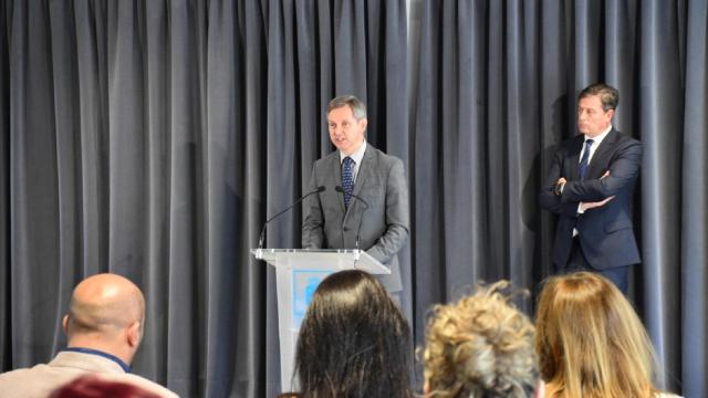 El ministro de Sanidad, José Miñones, durante una visita a A Coruña.