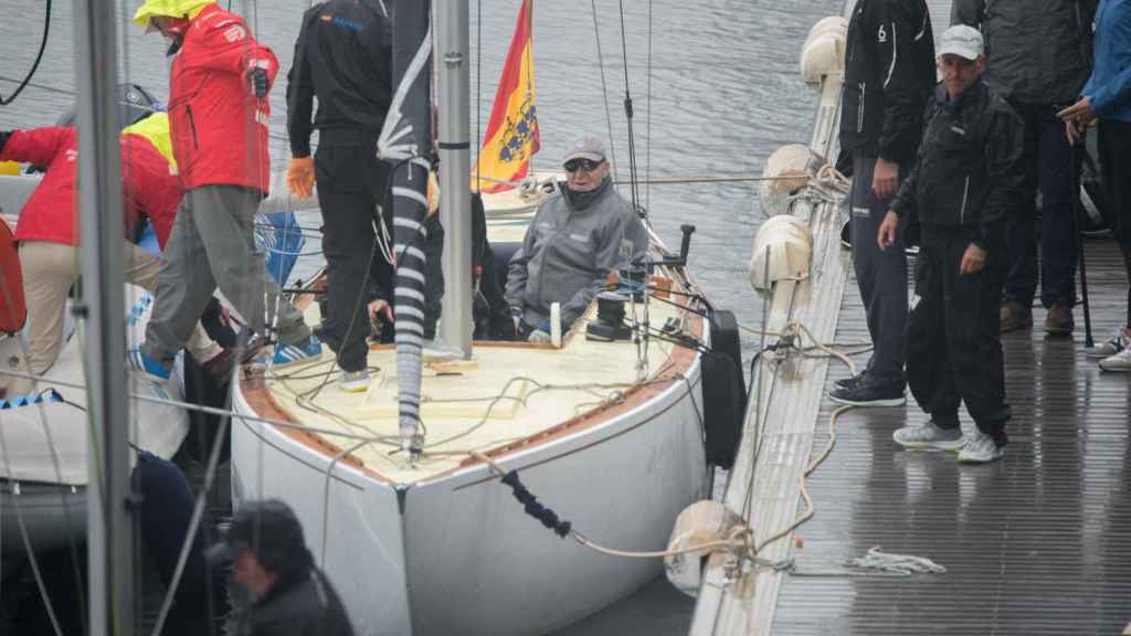 El Rey Juan Carlos a su llegada a puerto tras su embarco en el ‘El Bribón’ en el Real Náutico de Sanxenxo, a 21 de abril de 2023.