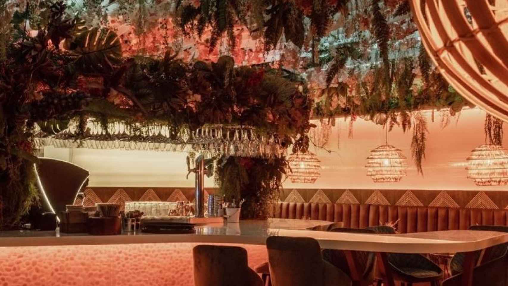 Imagen del interior del restaurante, donde se ven las plantas decorativas que cubren el techo y que habrían provocado la rápida expansión de las llamas.