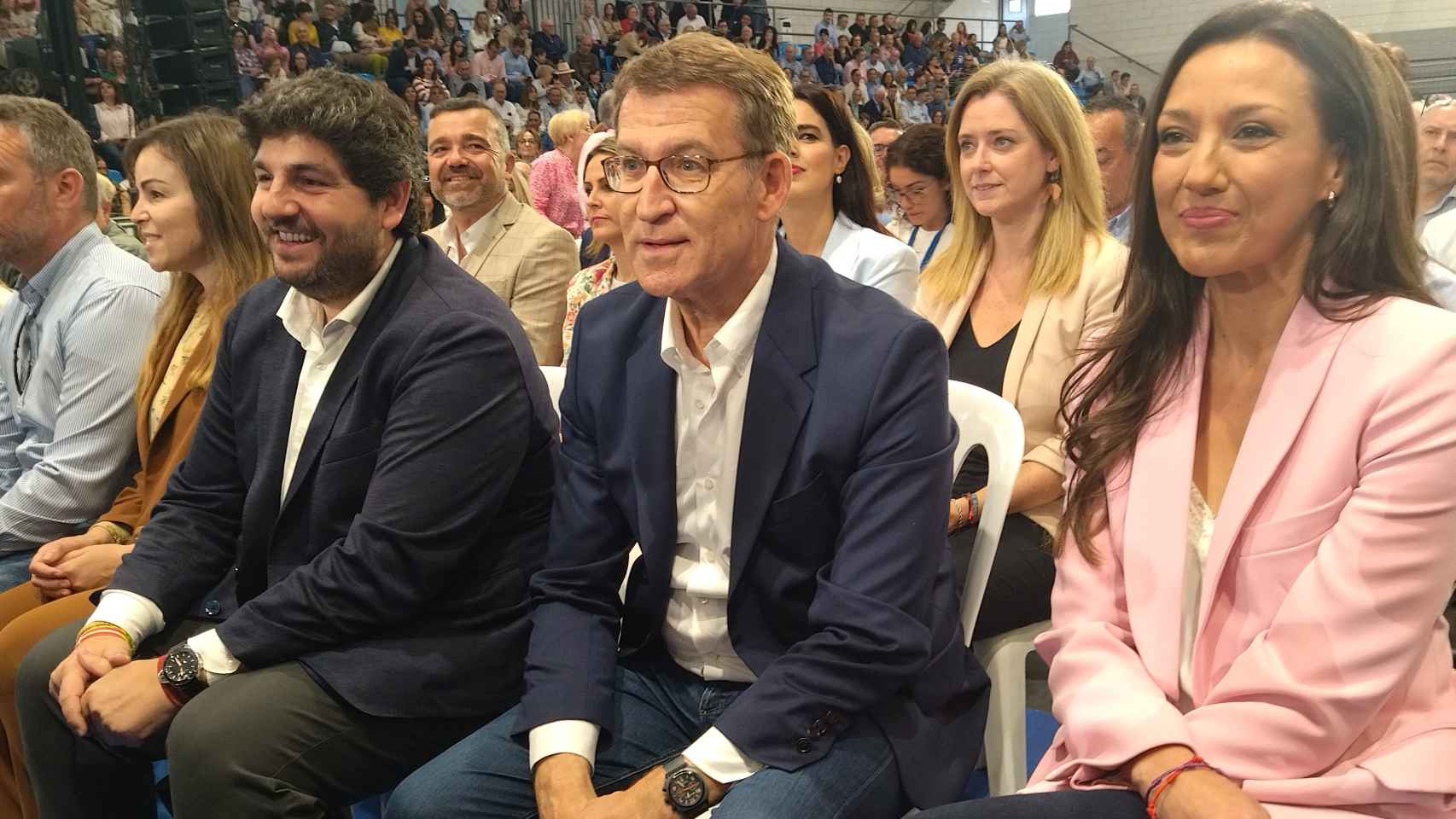 El presidente murciano, Fernando López Miras, el presidente nacional del PP, Alberto Núñez Feijóo, y la periodista Carmen Conesa que ocupará el puesto número 2 de los populares a la Asamblea Regional.