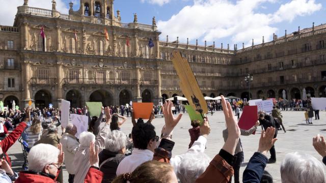 El alcalde de Salamanca, Carlos García Carbayo, participa en el Abrazo Solidario a la Plaza Mayor organizado por Manos Unidas