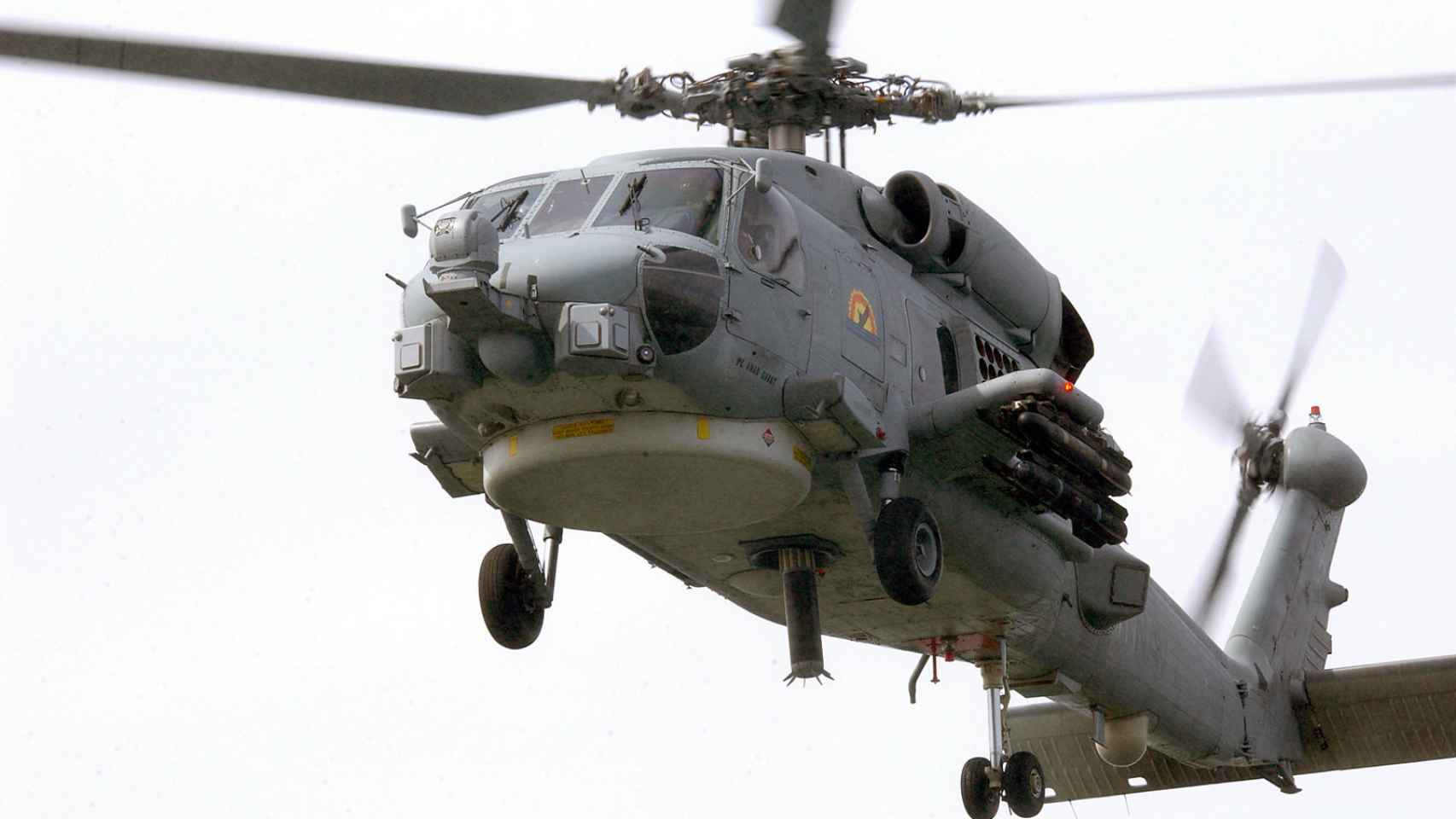 Helicóptero MH-60R lanzando una sonoboya