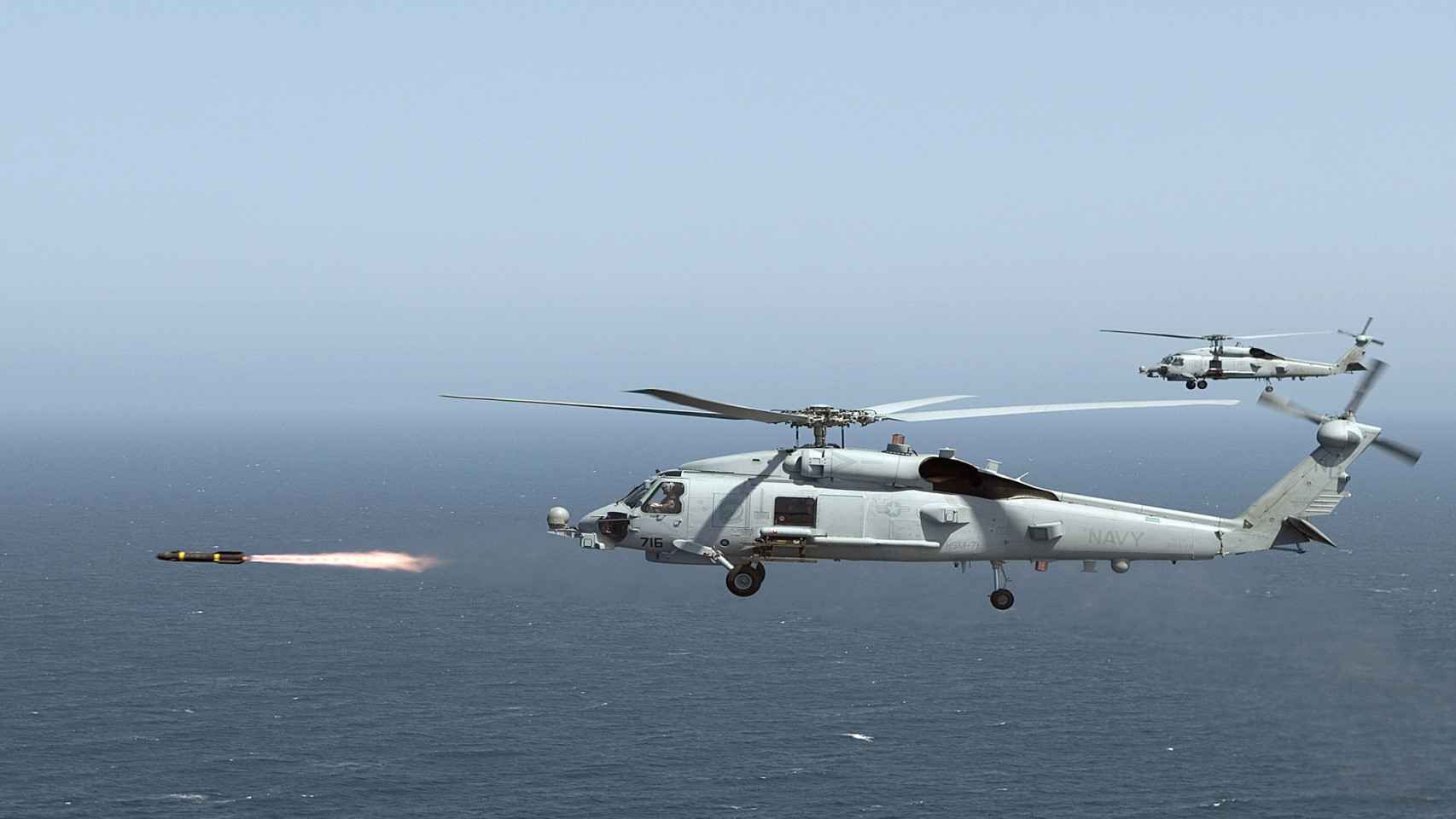 MH-60R lanzando un misil Hellfire