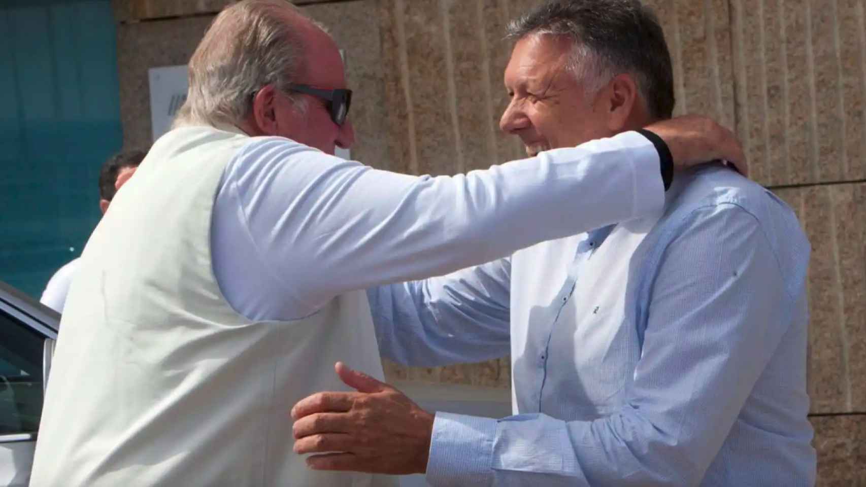 El rey Juan Carlos I y Telmo Martín se abrazan durante la visita del primero a Sanxenxo en 2022
