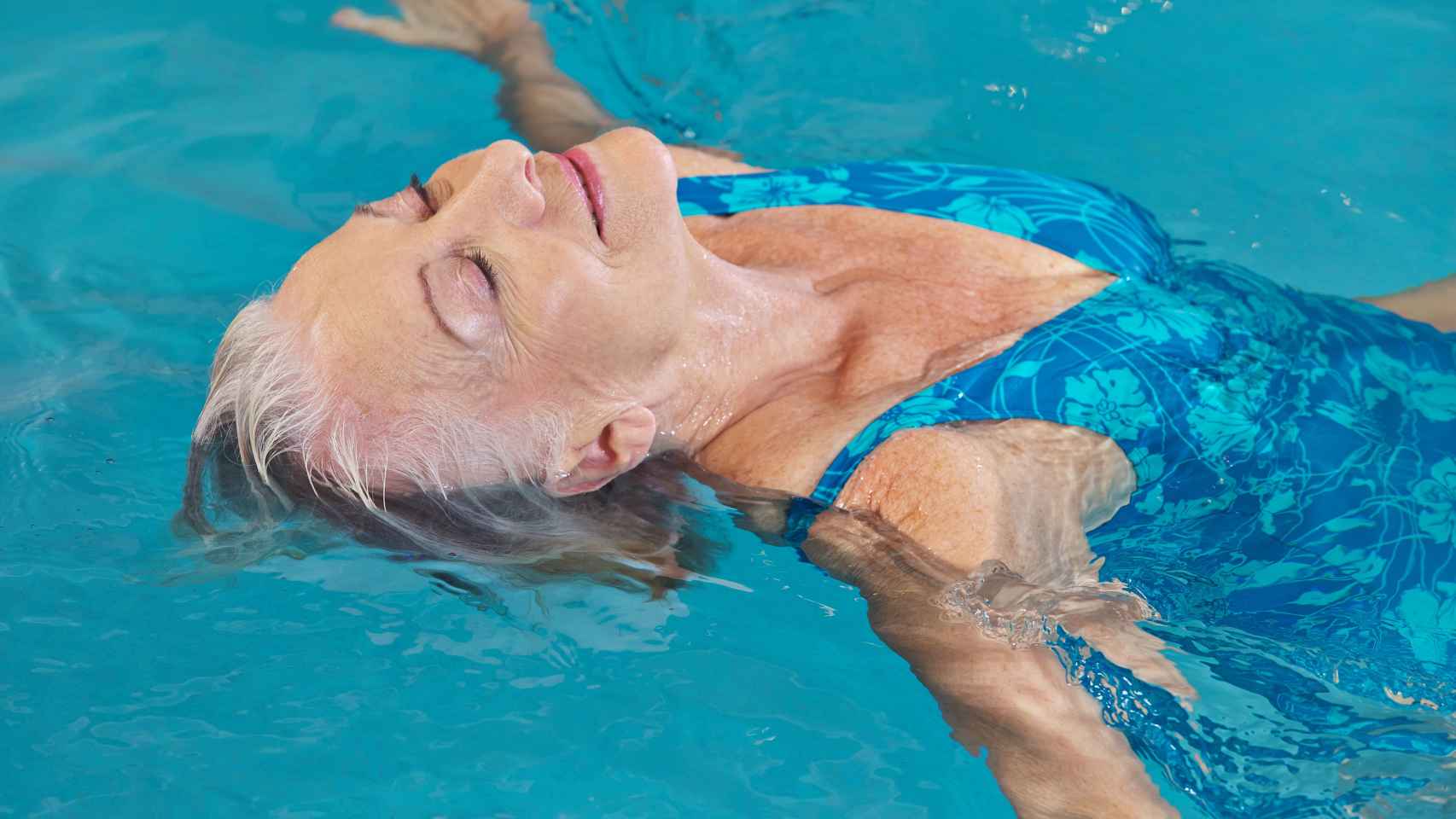 Imagen de archivo de una persona disfrutando en una piscina.