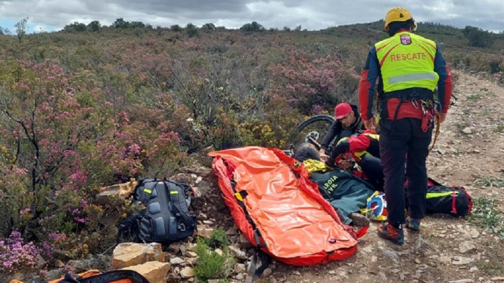 El grupo de rescate de Protección Civil auxiliando al ciclista herido