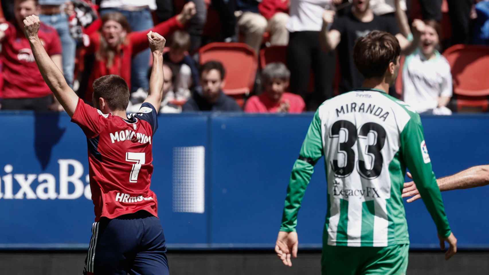 Moncayola, de Osasuna, celebra uno de sus goles contra el Betis