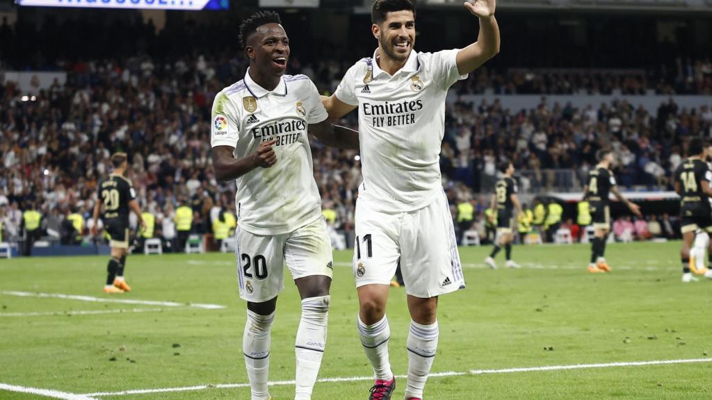 Vinicius y Asensio se abrazan tras el primer gol del partido.