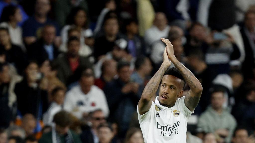 Militao agradece el apoyo del Santiago Bernabéu tras marcar.