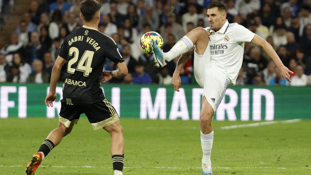 Ceballos realiza un escorzo para controlar un balón.