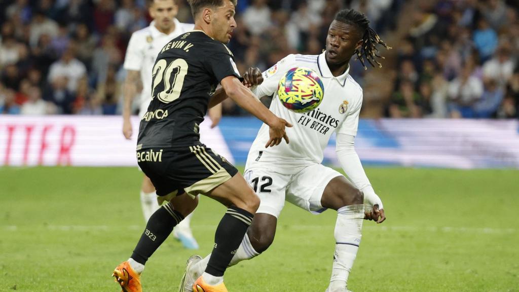 Camavinga lucha un balón dividido frente a Kevin en el Real Madrid - Celta.