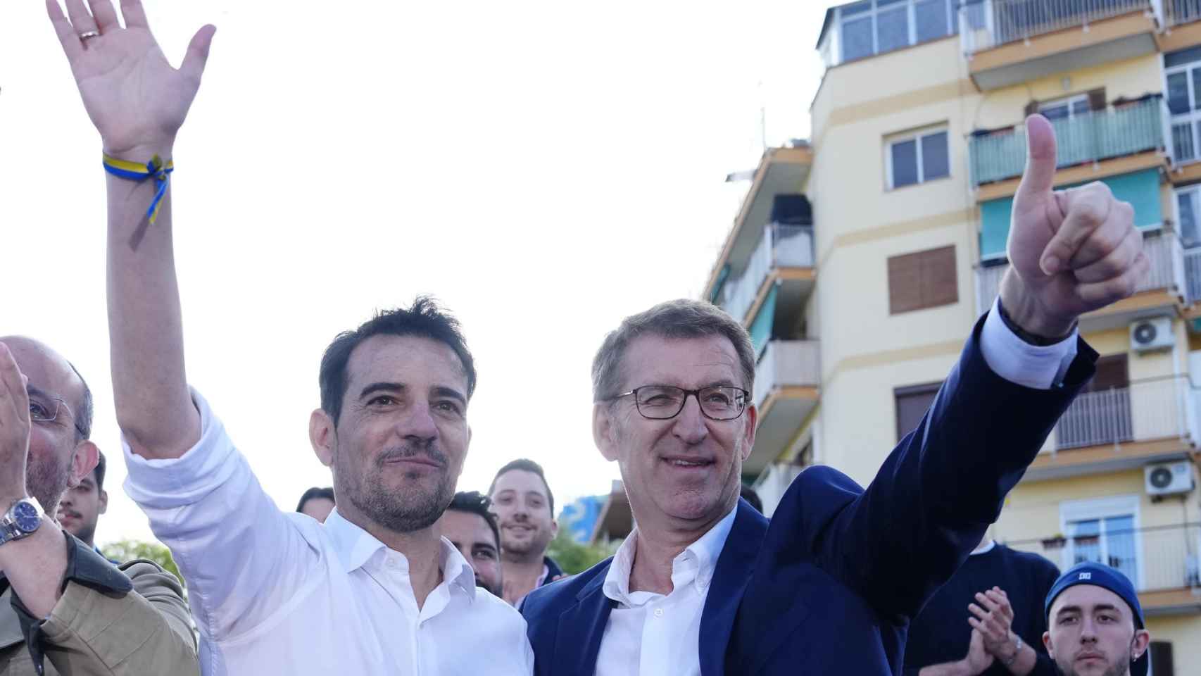 El presidente del PP,  Alberto Núñez Feijóo,  junto al candidato de la formación a la alcaldía de Castelldefels Manuel Reyes.
