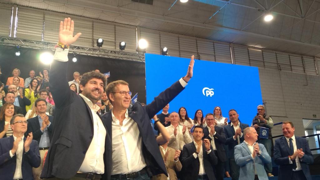 López Miras y Feijóo, este sábado, en el acto de presentación de los candidatos del PP a los 45 ayuntamientos de la Región de Murcia en el Pabellón Príncipe de Asturias de la capital del Segura.