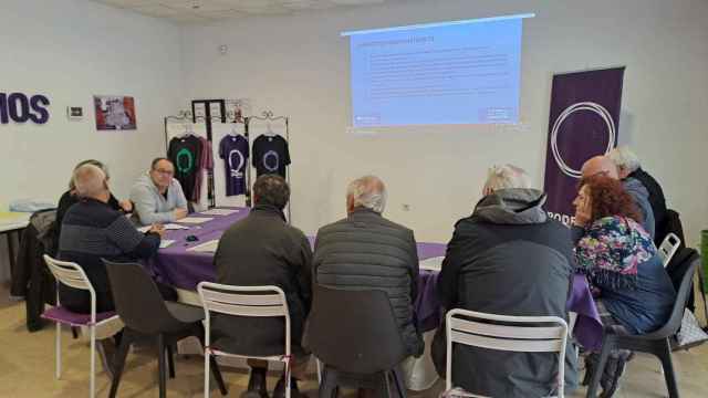 Los miembros de Podemos en Fuenlabrada, durante una reunión en su sede