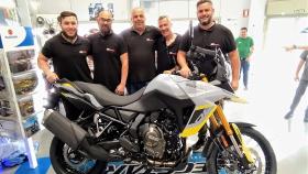 El equipo de SK Motos con la nueva Suzuki V-Strom 800DE