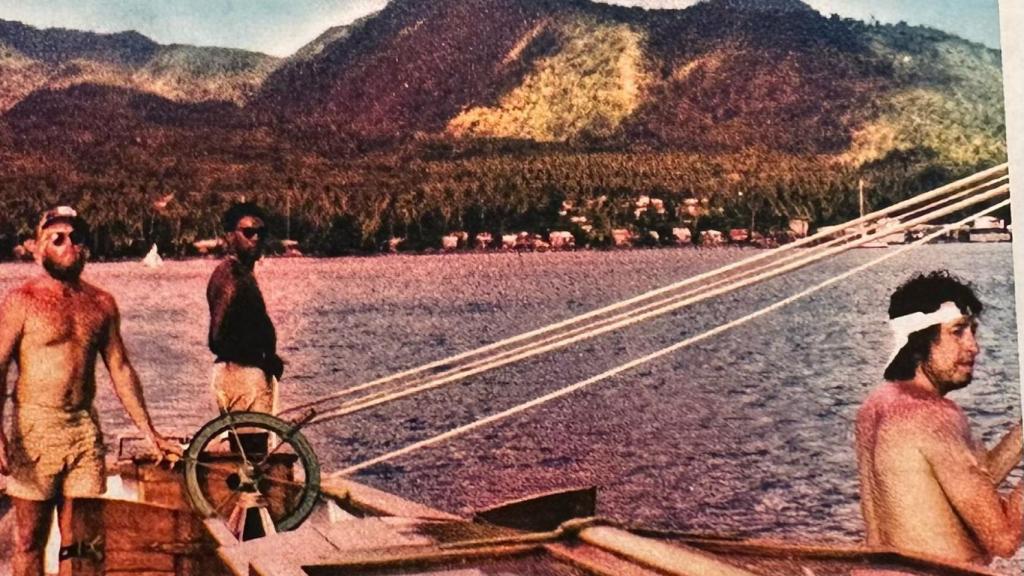 Bob Dylan, a la derecha, a bordo del Bequia.