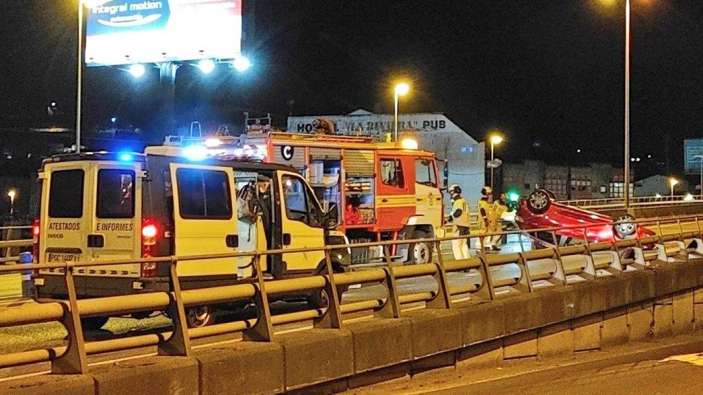 Un vehículo vuelca en un accidente sin heridos en el puente de A Pasaxe, en A Coruña