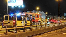 Un vehículo vuelca en un accidente sin heridos en el puente de A Pasaxe, en A Coruña