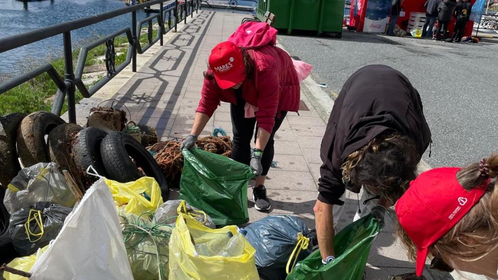 Voluntarios y pescadores submarinos limpian el entorno del Dique de Abrigo en A Coruña