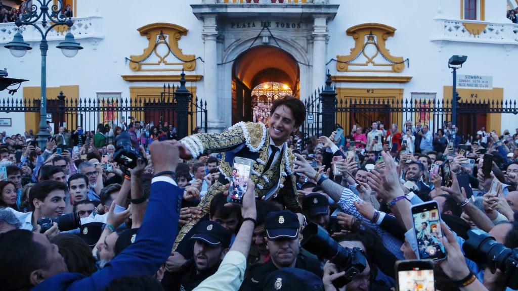 Andrés Roca Rey saliendo por la Puerta del Príncipe en Sevilla.