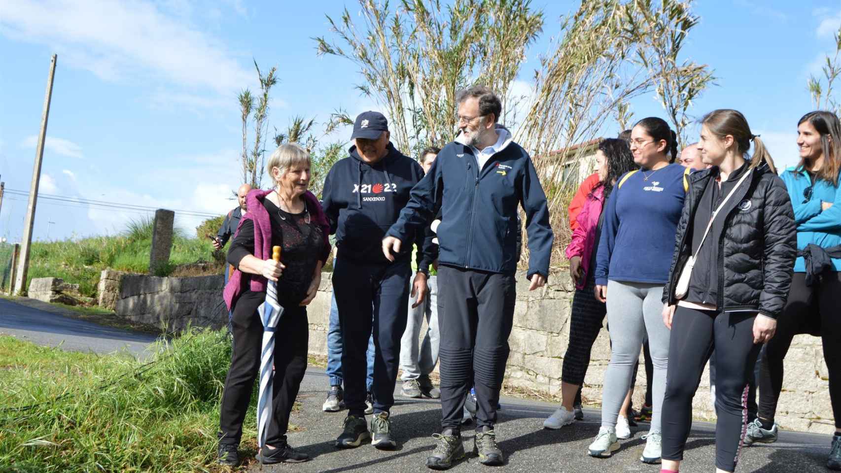 Rajoy participa en una ‘andaina’ en Sanxenxo junto a Telmo Martín.