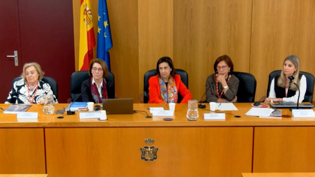 Mesa del curso. De izquierda a derecha, Milagros Calvo, Concepción Sáez, Margarita Robles, María Eugenia Alegret y Alicia Román./